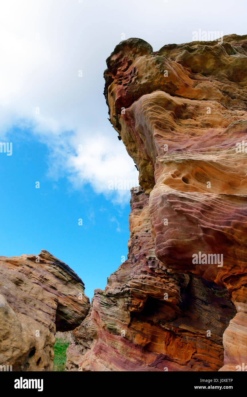 Sandstein-Felsen-Funktion, Caiplie Höhlen, sind vom Meer erodiert und zeigt schöne Schichten von Farbe, in der Nähe von Crail, Fife Coastal Path, Schottland Stockfoto