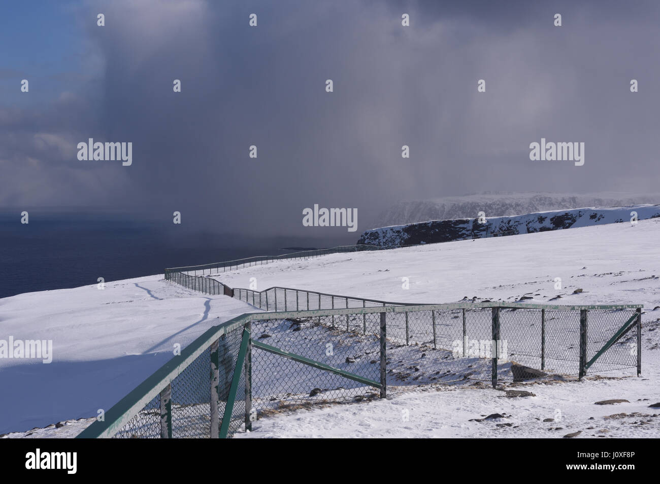 Ein Gewitter oder Schnee hast Schläge über der Barentssee aus Nordkap. Nordkapp, Finnmark, Norwegen. Stockfoto