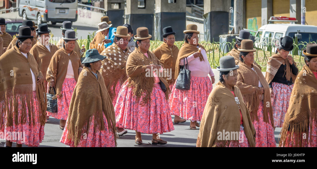 Traditionelle Frauen (Cholitas) in typischer Kleidung während der 1. können Tagesparade - La Paz, Bolivien Arbeits- Stockfoto