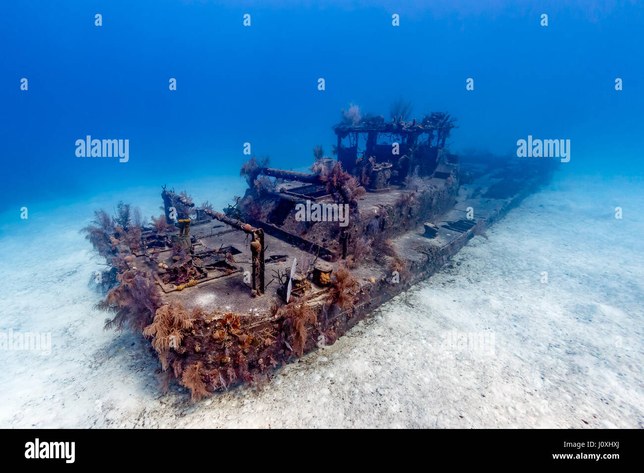 Eine alte, kleine Schiffswracks auf dem Meeresgrund liegen Stockfoto