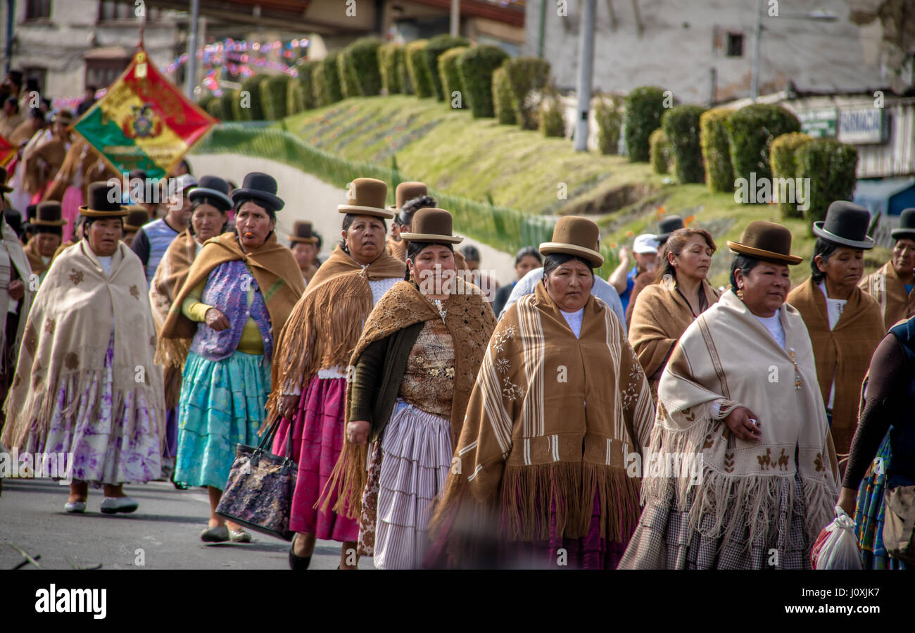 Traditionelle Frauen (Cholitas) in typischer Kleidung während der 1. können Tagesparade - La Paz, Bolivien Arbeits- Stockfoto