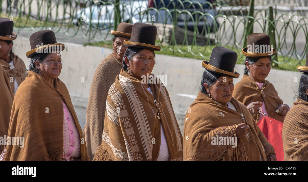 Traditionelle Frauen (Cholitas) in typischer Kleidung während der 1. können  Tagesparade - La Paz, Bolivien Arbeits Stockfotografie - Alamy