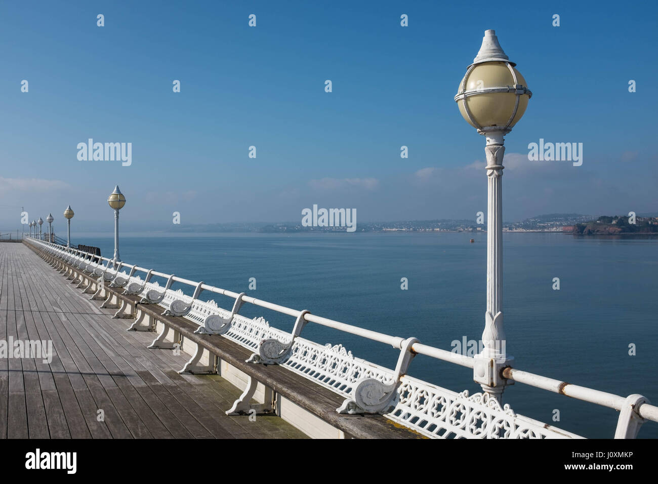 Torquay Princess Pier an einem schönen sonnigen Frühlingstag, April 2017. Der Pier wurde im Jahre 1890 erbaut und ist heute ein beliebter Ort zu stoppen und den Blick auf das Meer. Stockfoto