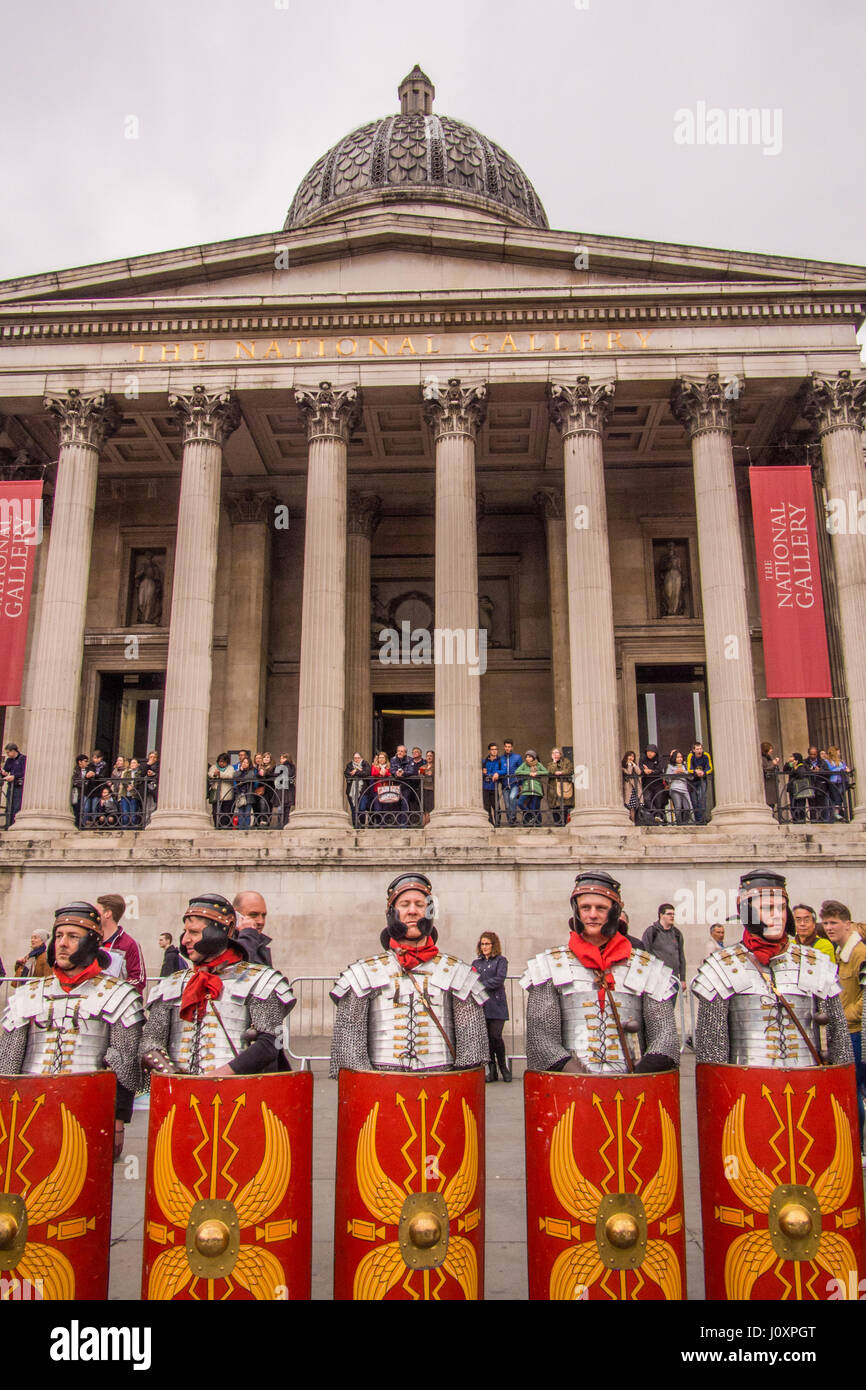 "Römischen Wachen" vor theatralischen Aufführung der Passion Christi in Trafalgar Square in London, Ostern Wochenende 2017 Stockfoto