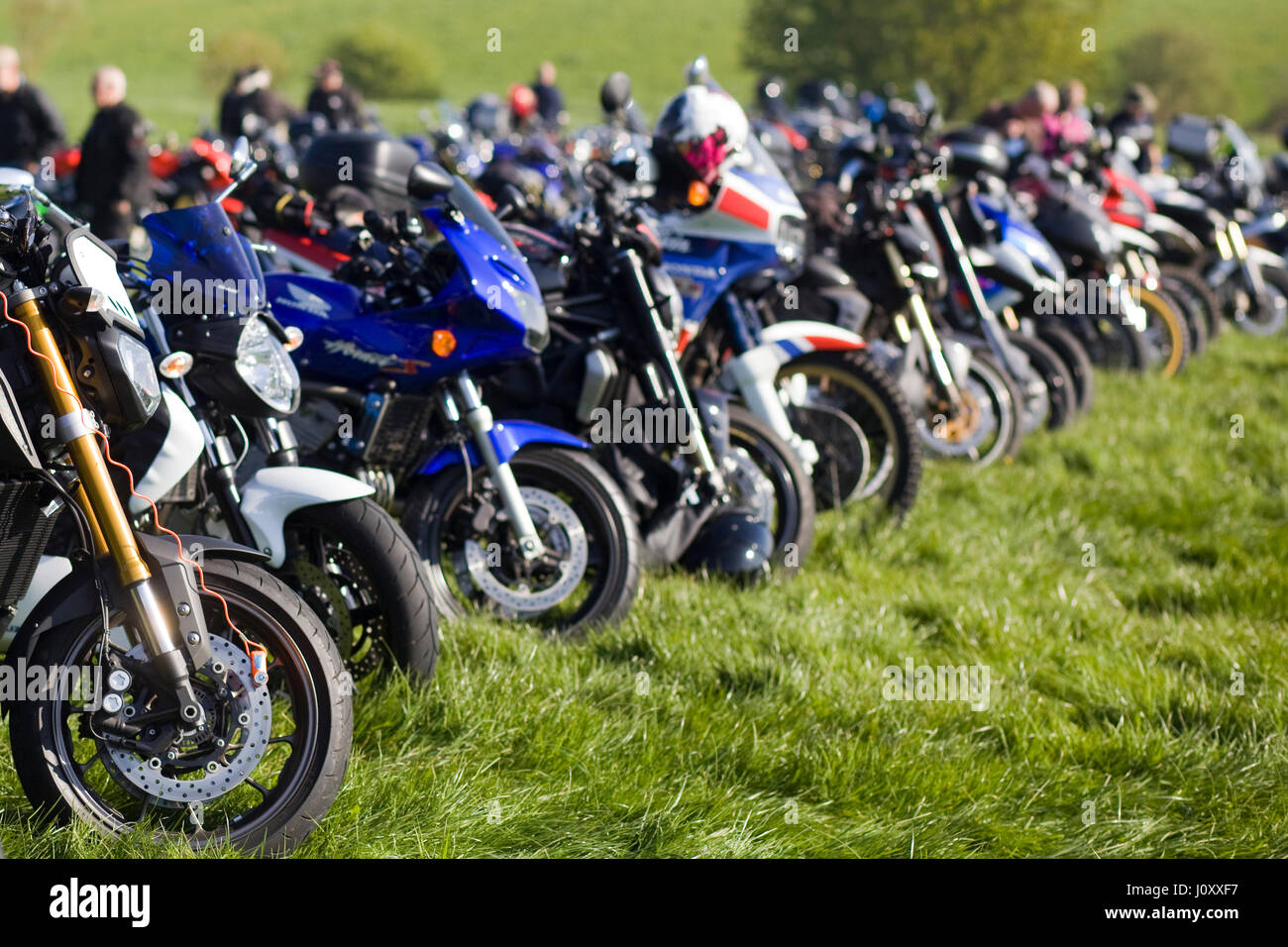 Auswahl an Motorräder geparkt in einem Feld Stockfoto