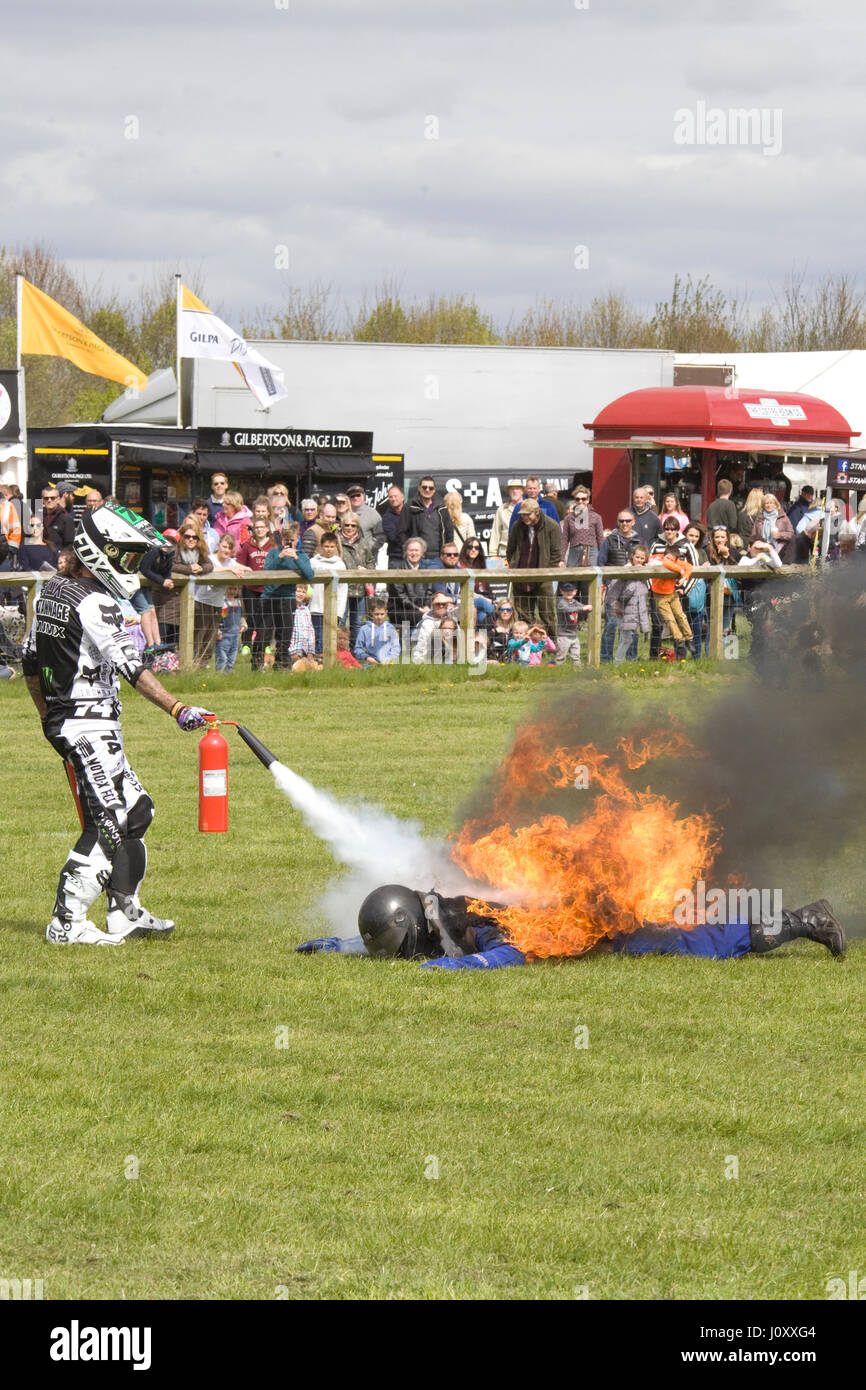 Motorrad Feuer Stunt Team Display auf einer Kirmes in England UK Stockfoto