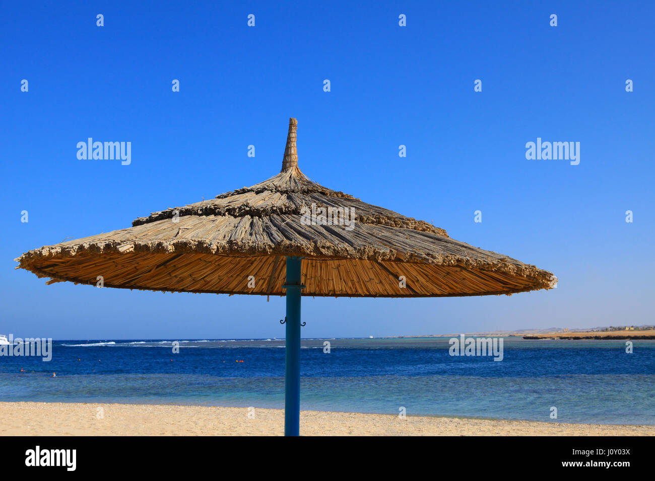 Ägyptische Sonnenschirm am Strand des Roten Meeres. Port Ghalib, Ägypten. Stockfoto