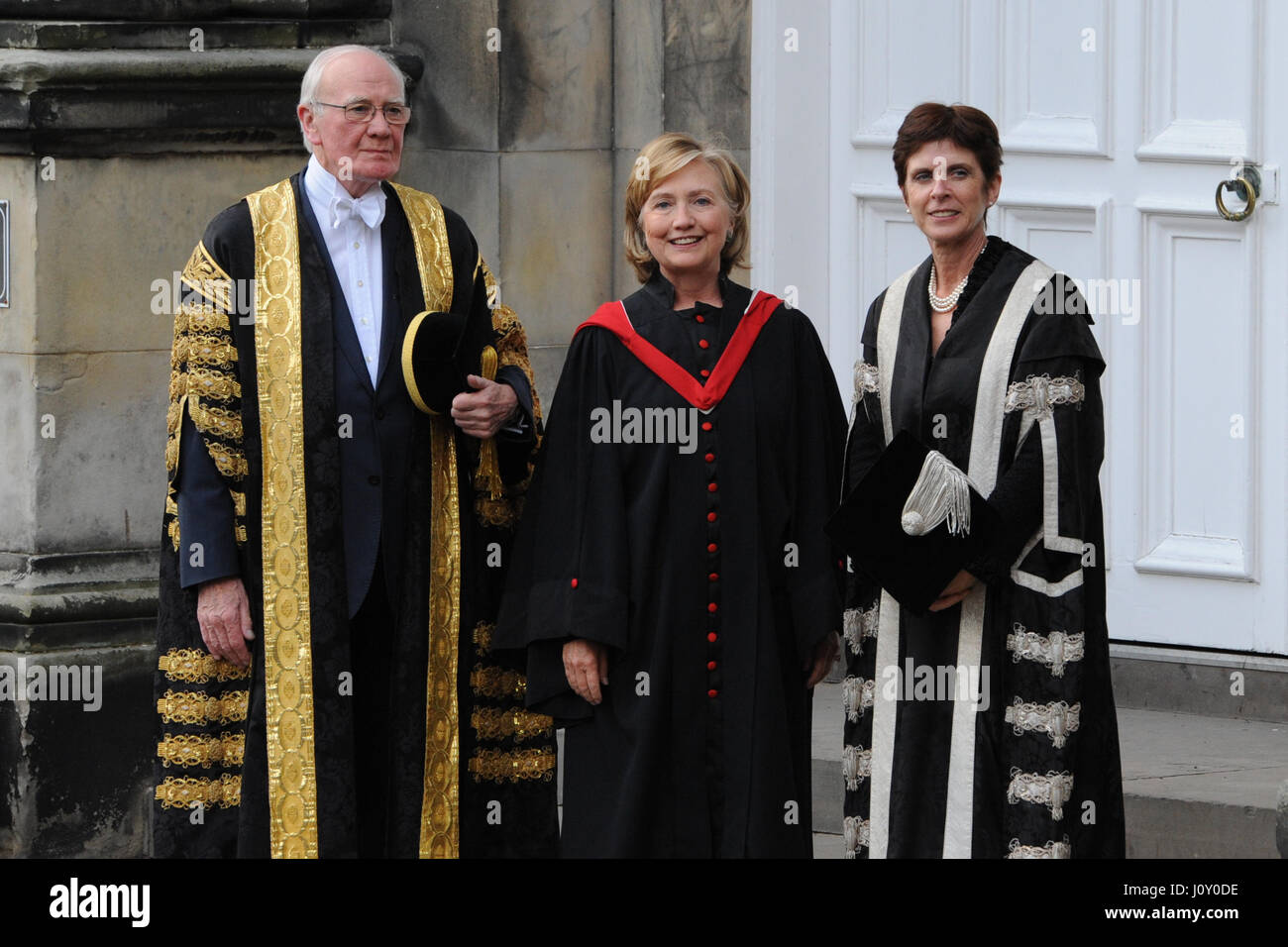 Hillary Clinton (C), ehemaliger Vereinigte Staaten Staatssekretär, nach der Verleihung der Ehrendoktorwürde der Doctor of Laws, mit Professor Louise Richardson (R), Principal of St Andrews University und Kanzler Sir Menzies Campbell Stockfoto