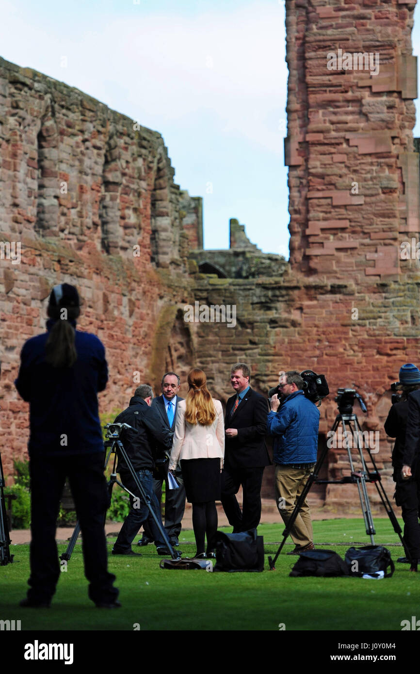 Schottlands erster Minister Alex Salmond (3. L) gibt Interviews in den Medien auf dem Gelände von Arbroath Abbey, wo die Erklärung von Arbroath - effektiv eine Unabhängigkeitserklärung von Schottland im Jahre 1320 - wird angenommen, dass unterzeichnet worden sind Stockfoto