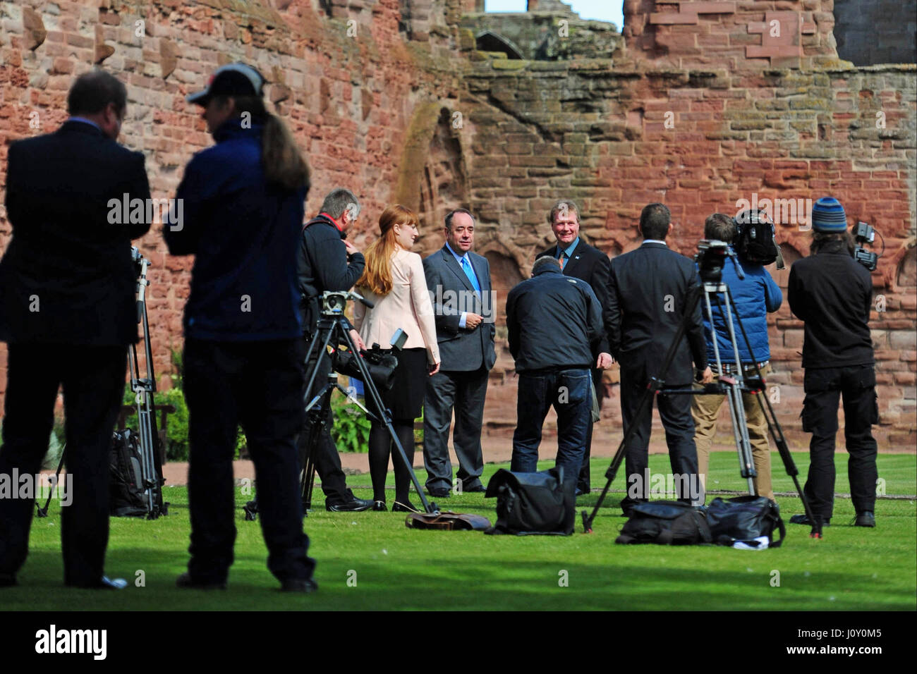 Schottlands erster Minister Alex Salmond (5 L) gibt Interviews in den Medien auf dem Gelände von Arbroath Abbey, wo die Erklärung von Arbroath - effektiv eine Unabhängigkeitserklärung von Schottland im Jahre 1320 - wird angenommen, dass unterzeichnet worden sind Stockfoto