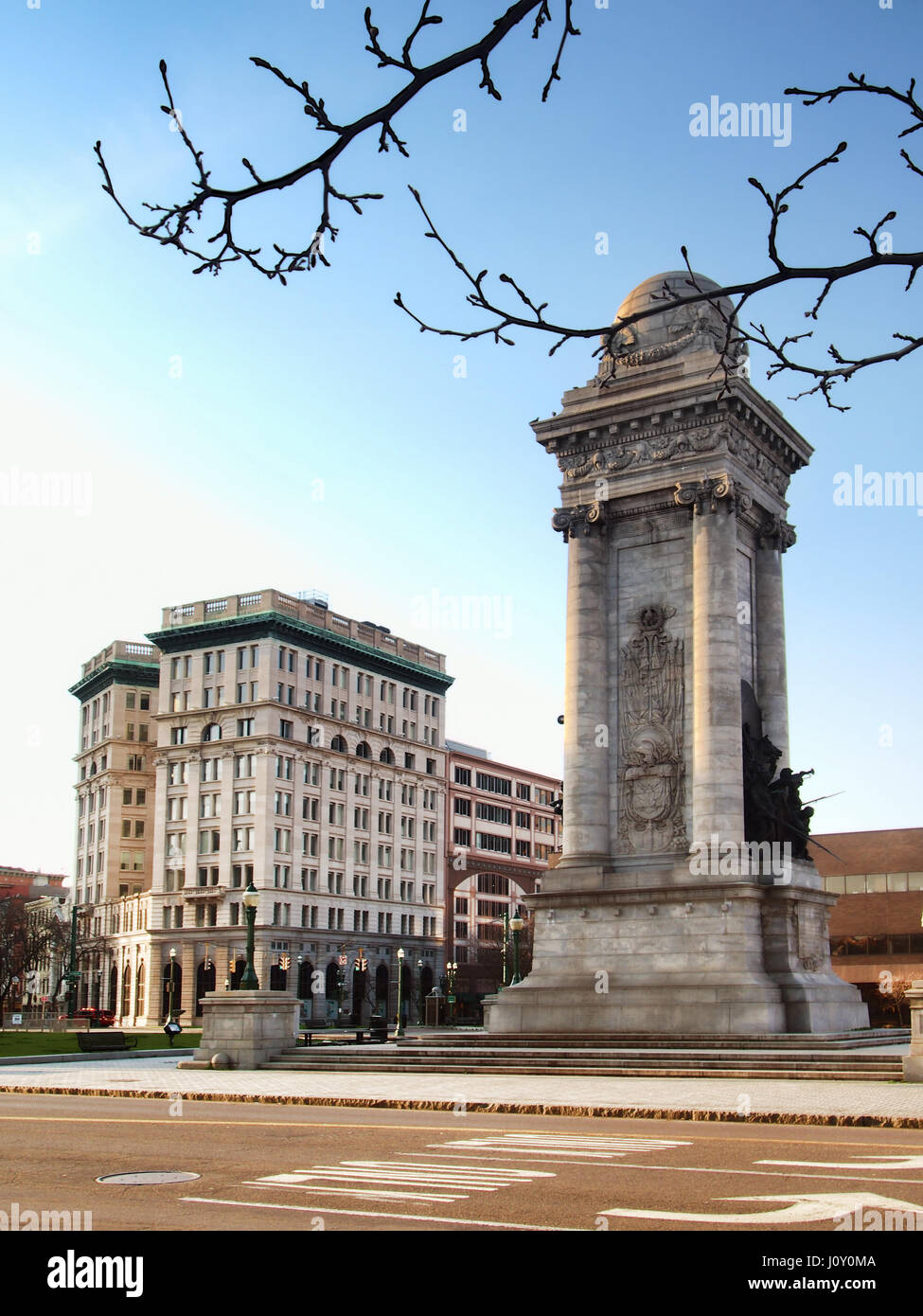 Syracuse, New York, USA. 16. April 2017. Ansicht OfClinton Square in der Innenstadt von Syracuse, New York mit dem Onondaga Savings Bank-Gebäude und der Soldat Stockfoto