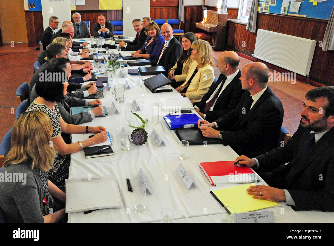 Schottlands erster Minister Alex Salmond (am Kopf des Tisches, R) beherbergt einen vollen Schrank treffen im Kirchensaal in Arbroath, Teil einer Serie gehalten um das Land vor öffentlichen Sitzungen, bei den Wählern zu engagieren Stockfoto