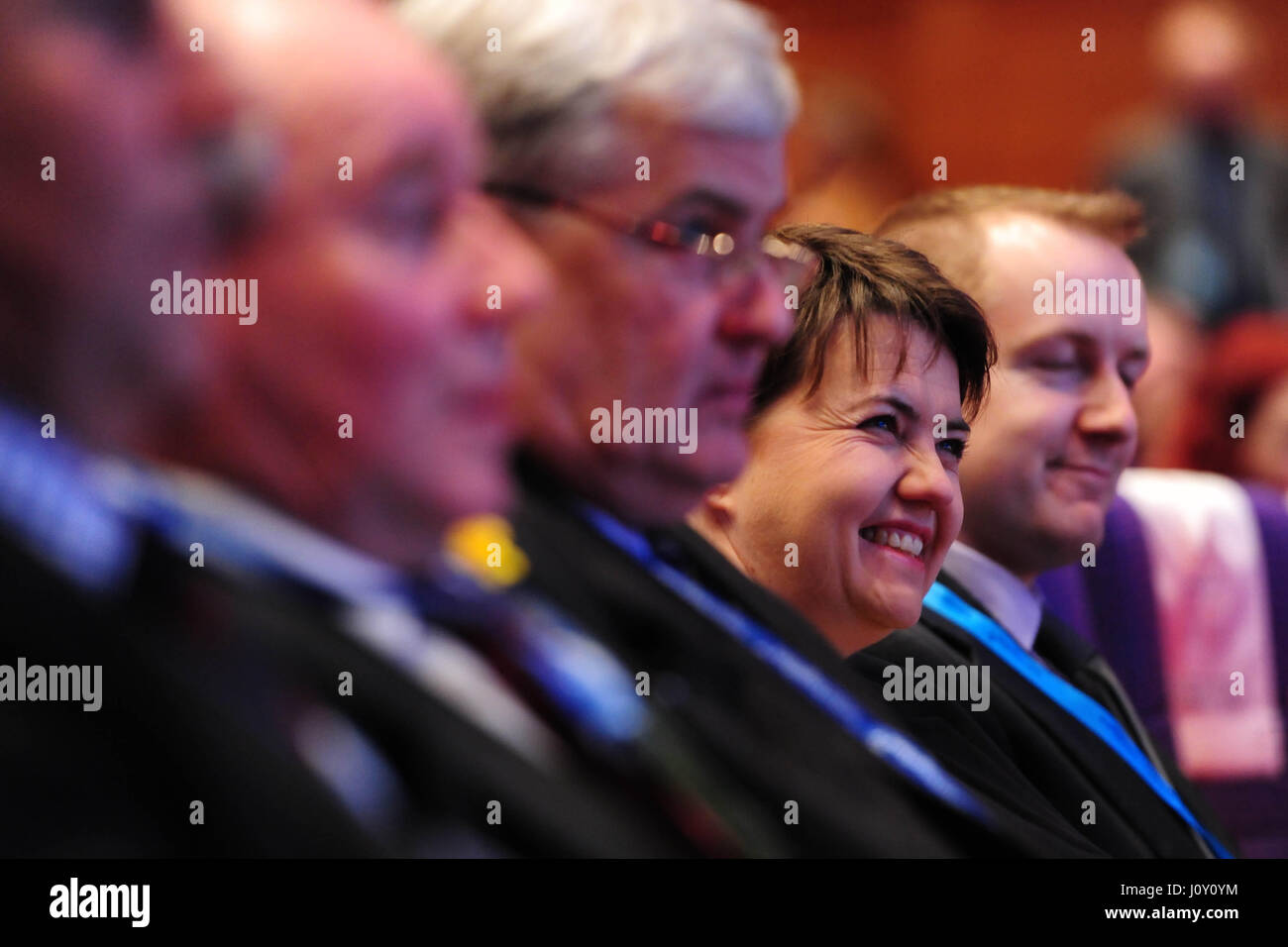 Schottische konservative Führer Ruth Davidson lächelt als She plays an einen Lautsprecher auf dem Parteitag in Ediinburgh Stockfoto