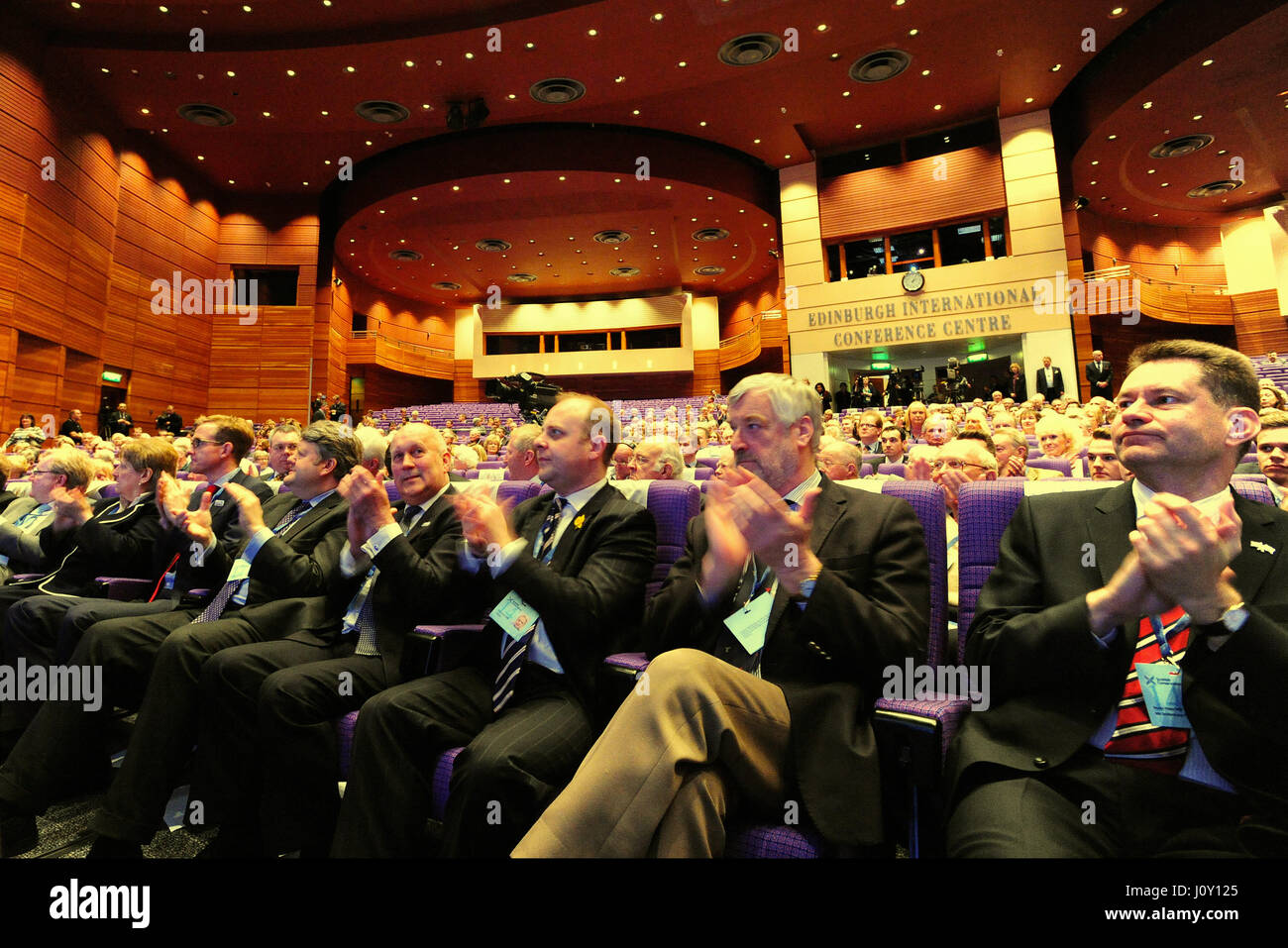 Senior-schottischen und britischen Konservativen Partei Zahlen applaudieren Redner auf dem Parteitag in Edinburgh Stockfoto