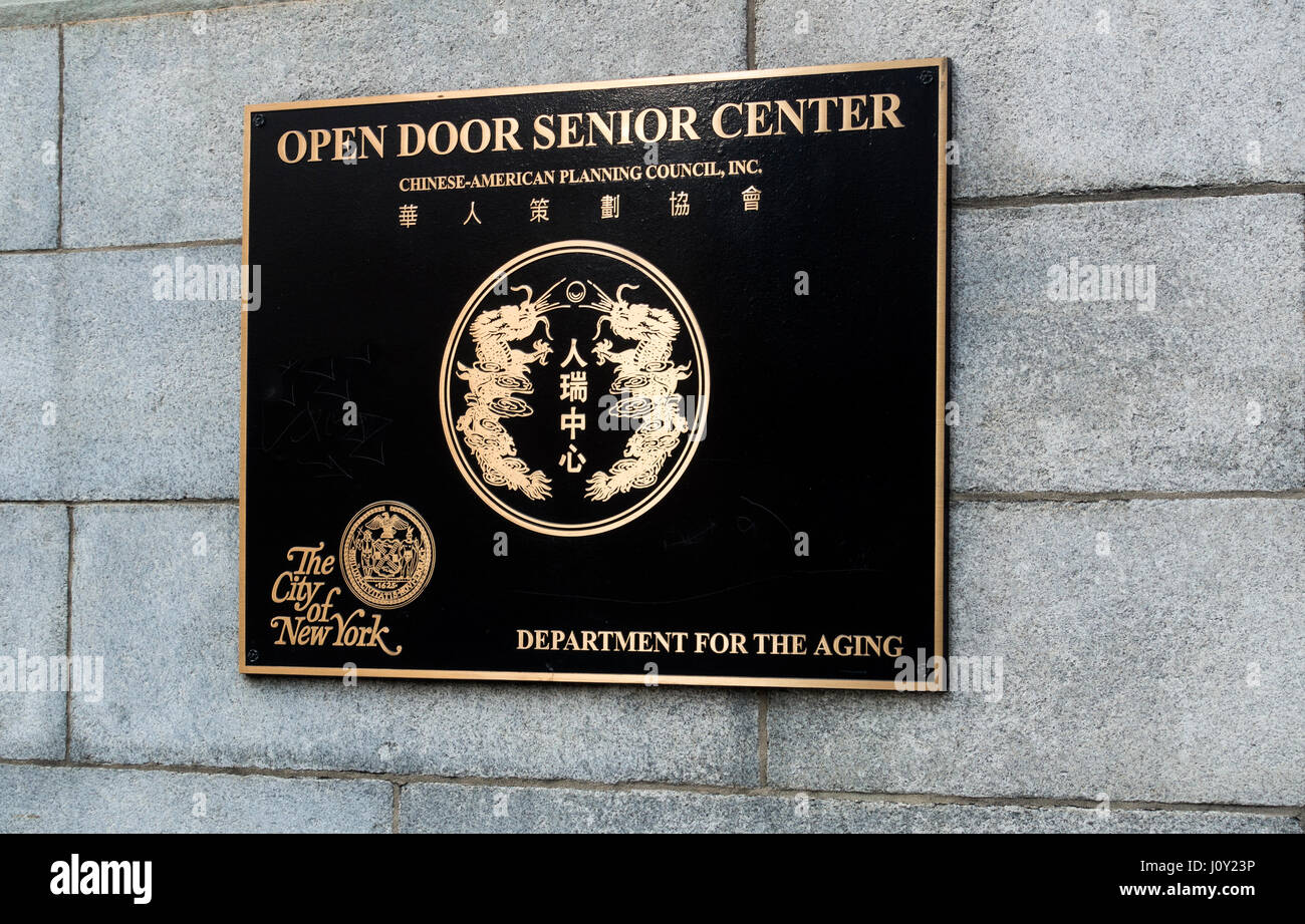 Schild an Wand draußen offene Tür Senior Center in Lower Manhattan Stockfoto