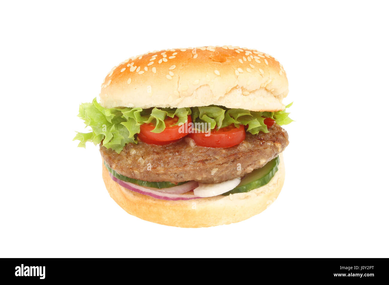 Beefburger mit Salat garniert in einem ausgesät Sesam Brötchen isoliert gegen weiß Stockfoto