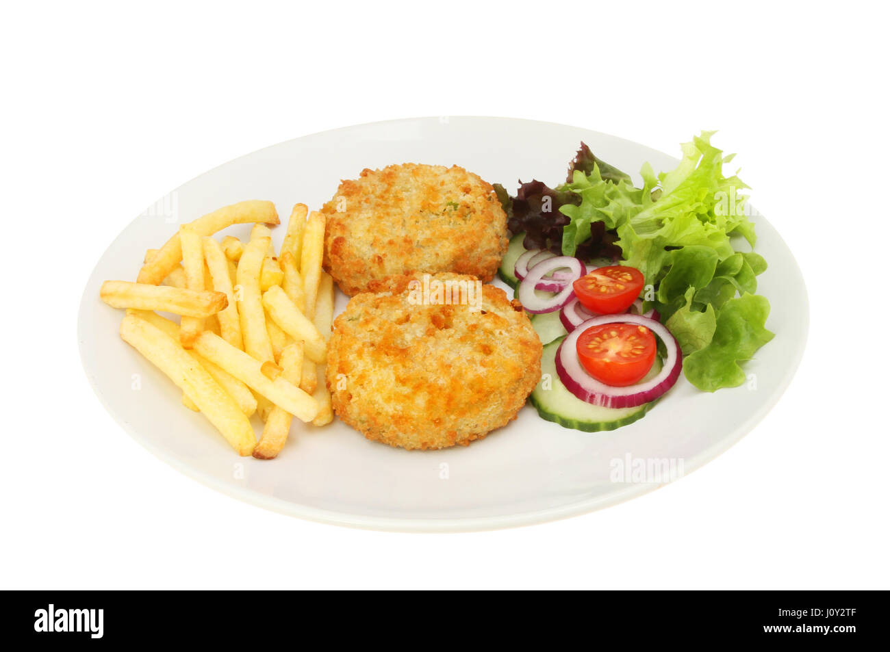 Fischfrikadellen Pommes Frites und Salat auf einem Teller isoliert gegen weiß Stockfoto