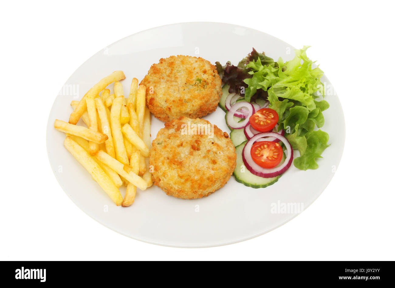 Fischfrikadellen Pommes Frites und Salat auf einem Teller isoliert gegen weiß Stockfoto