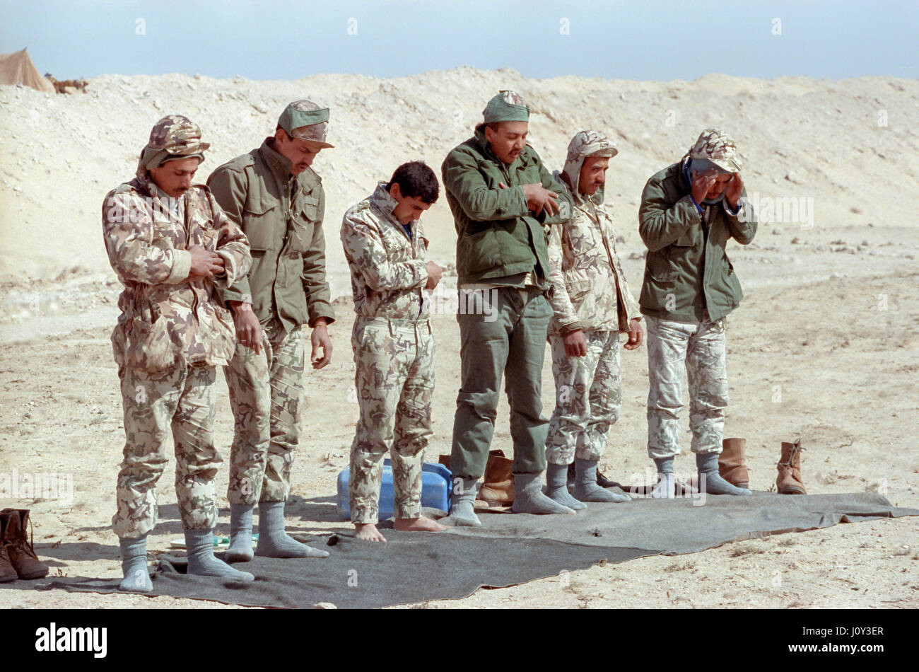 Ägyptische Soldaten führen Sie am Nachmittag Gebete entlang der Sand Berme Grenze Trennwand zwischen Kuwait aus Saudi Arabien 8. Februar 1991 in Ar Ruqi, Saudi Arabien. Ägyptische Soldaten sind Teil der Koalition der Nationen bei der Operation Desert Storm in Kuwait von der irakischen Besetzung zu befreien. Stockfoto