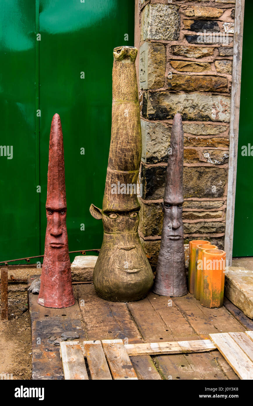 Metall-Skulpturen in dem kleinen Dorf Pott Shrigley, Cheshire, England. Stockfoto