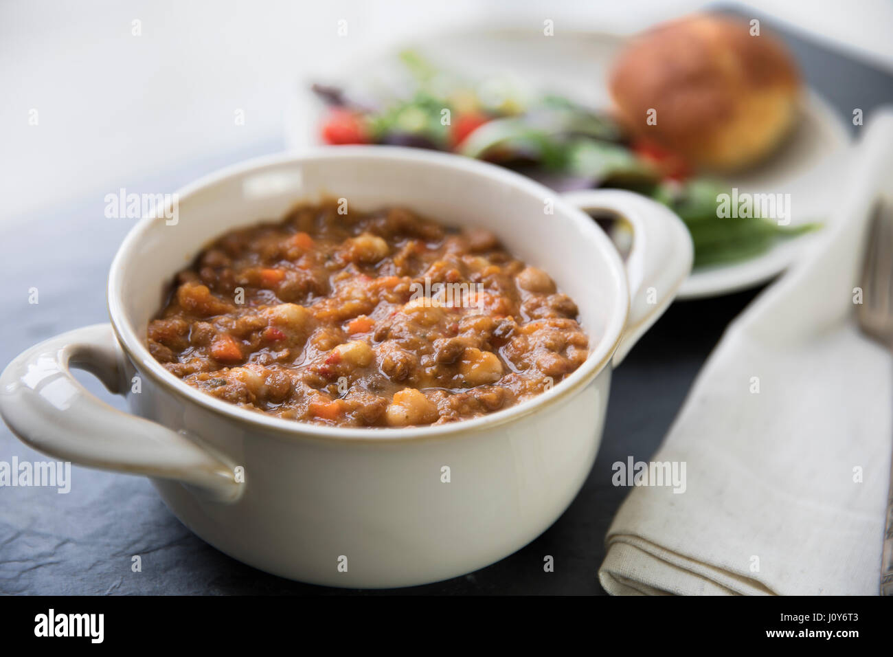 Leckere und gesunde vegane marokkanischer Eintopf mit Kichererbsen und ... Leckere und gesunde vegane marokkanischer Eintopf mit Kichererbsen und ...