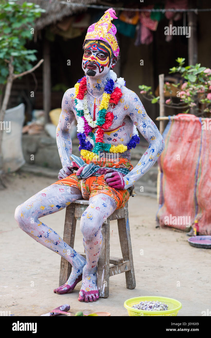 Körper gemalt Mann beim Gajan Festival in Sonapalashi, West-Bengalen Stockfoto