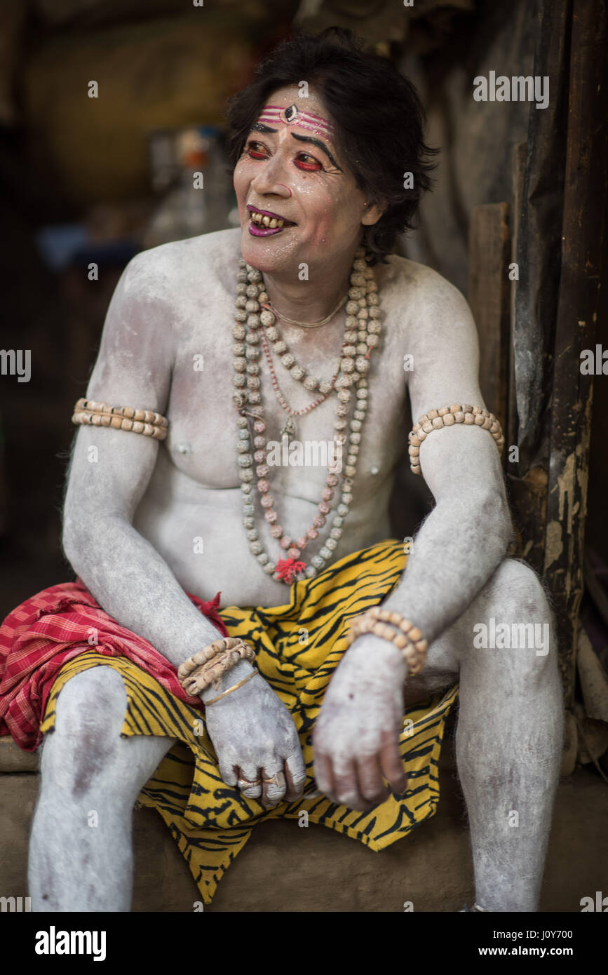 Körper gemalt Mann beim Gajan und Charak-Festival in Krishnadepur, West-Bengalen Stockfoto