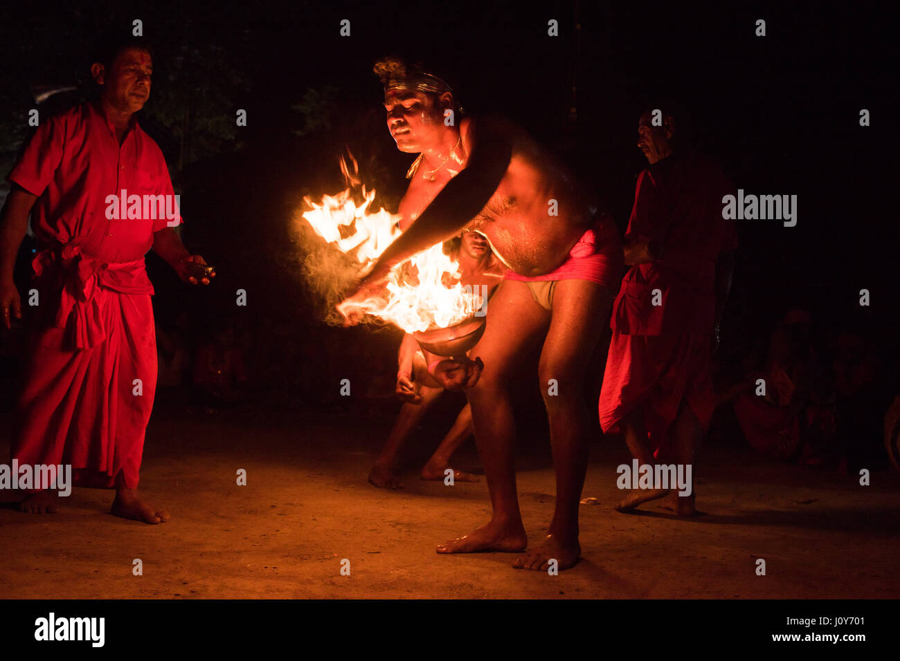 Indischer Mann Durchführung Feuerritual Gajan und Charak Festival in Krishnadepur, West-Bengalen Stockfoto