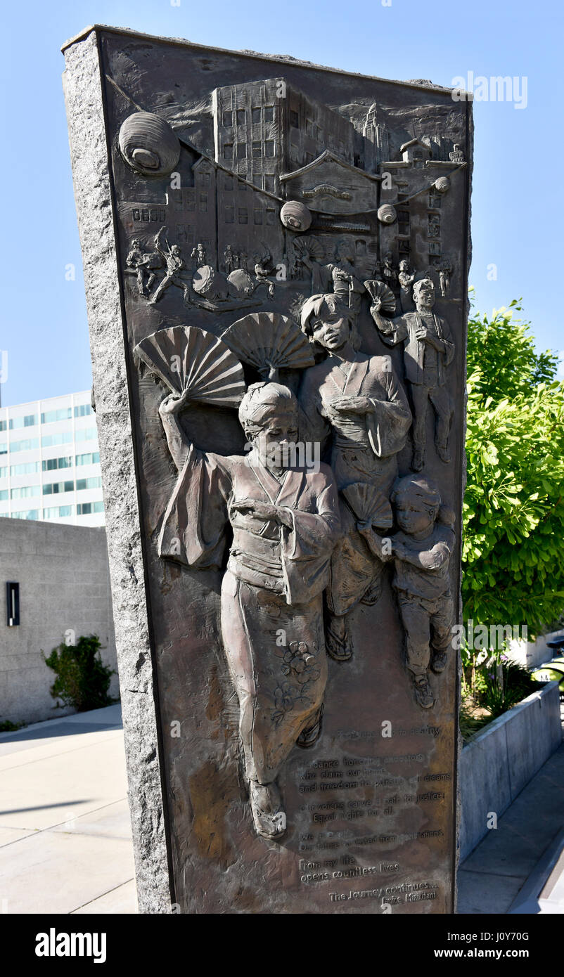 Eine Skulptur in Little Tokyo in der Innenstadt von Los Angeles, Kalifornien von Louis Quaintance und Eugene Daub und ein Gedicht Spuren zum Schicksal von Janice Mi führen Stockfoto