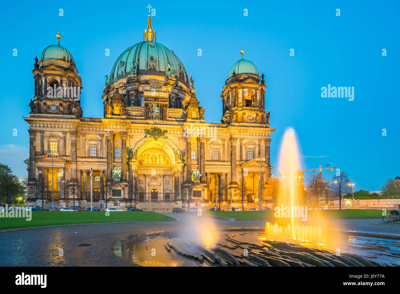 Berliner Dom in Berlin, Deutschland in der Nacht. Stockfoto