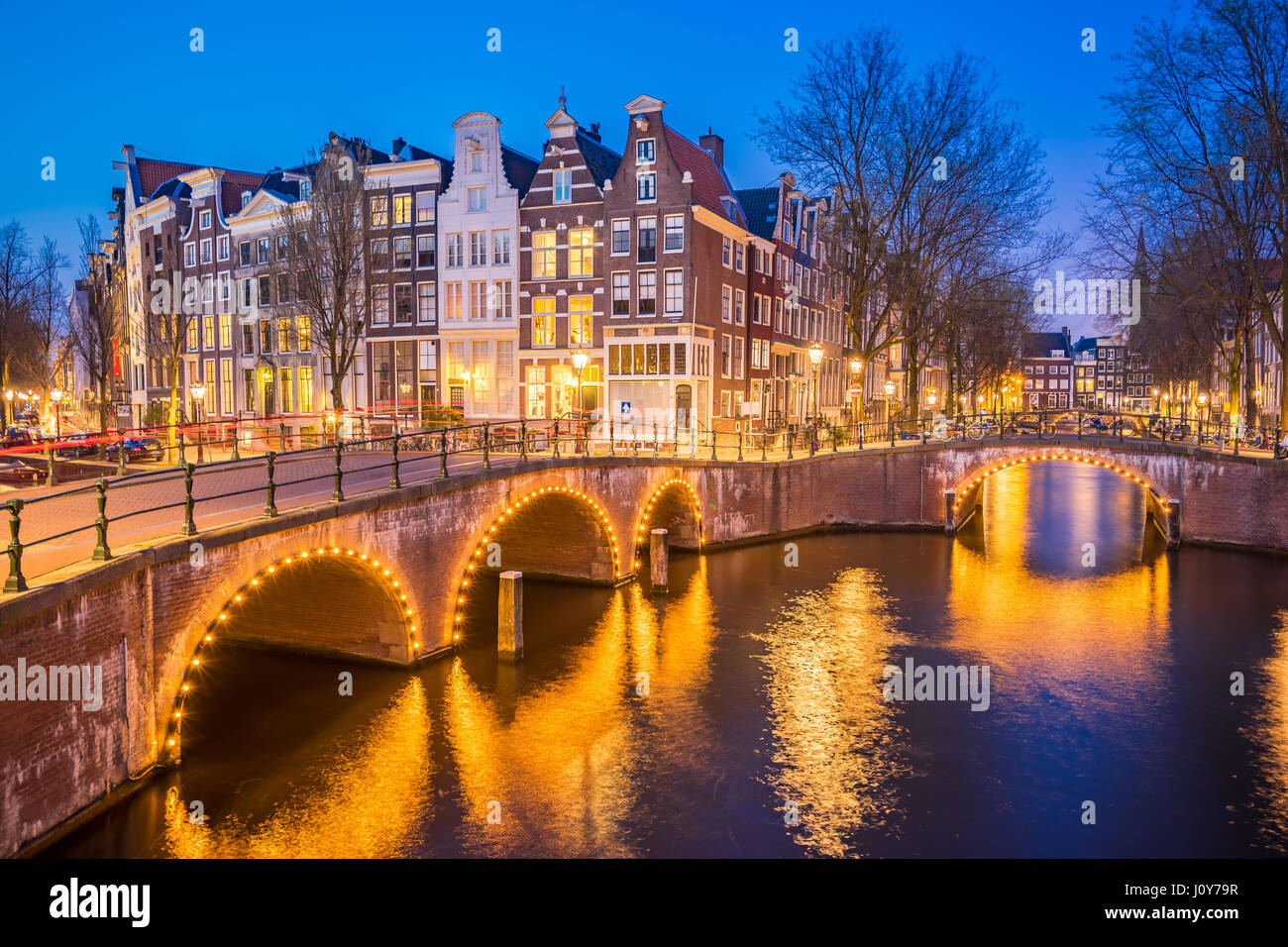 Nachtansicht von Amsterdam City Skyline bei Nacht in Niederlande. Stockfoto