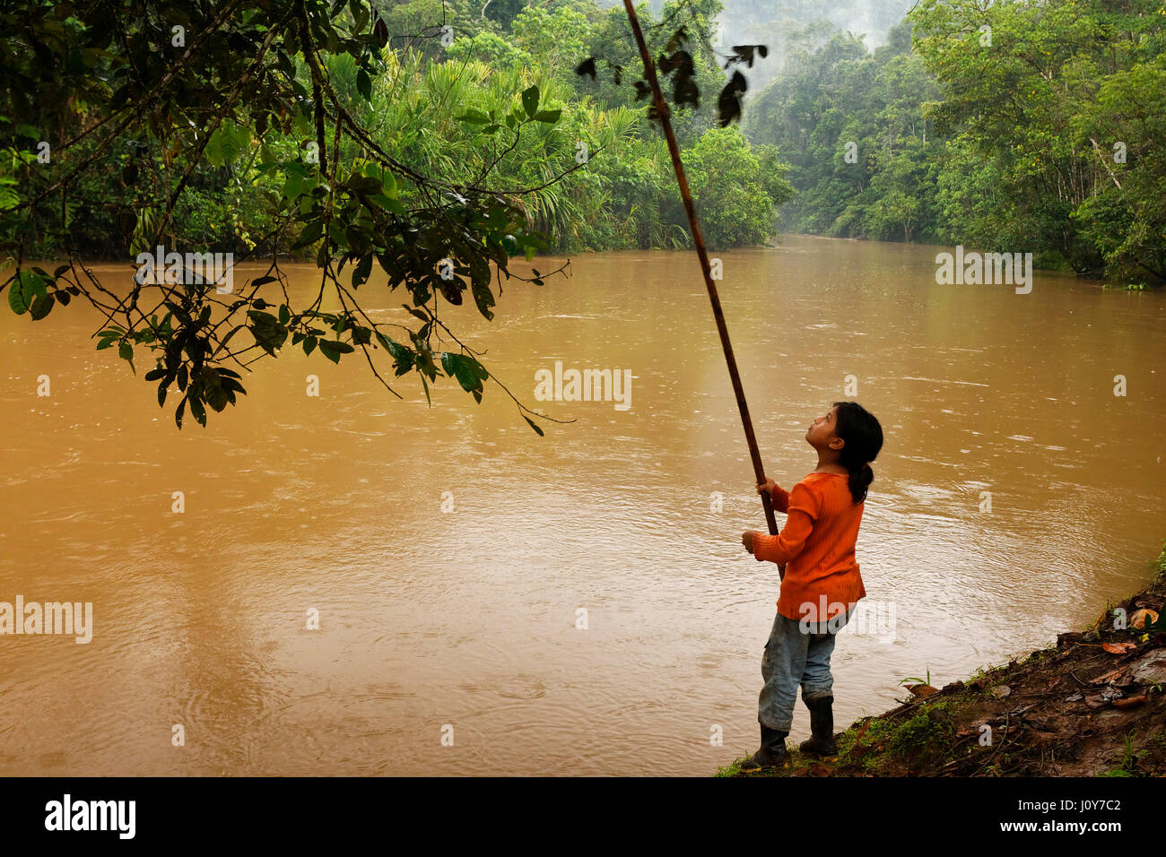 Indisches Mädchen im Amazonas Regenwald, Ecuador Stockfoto