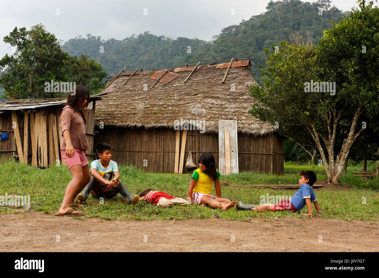 Kinder im indischen Dorf im Amazonas Regenwald, Ecuador Stockfoto