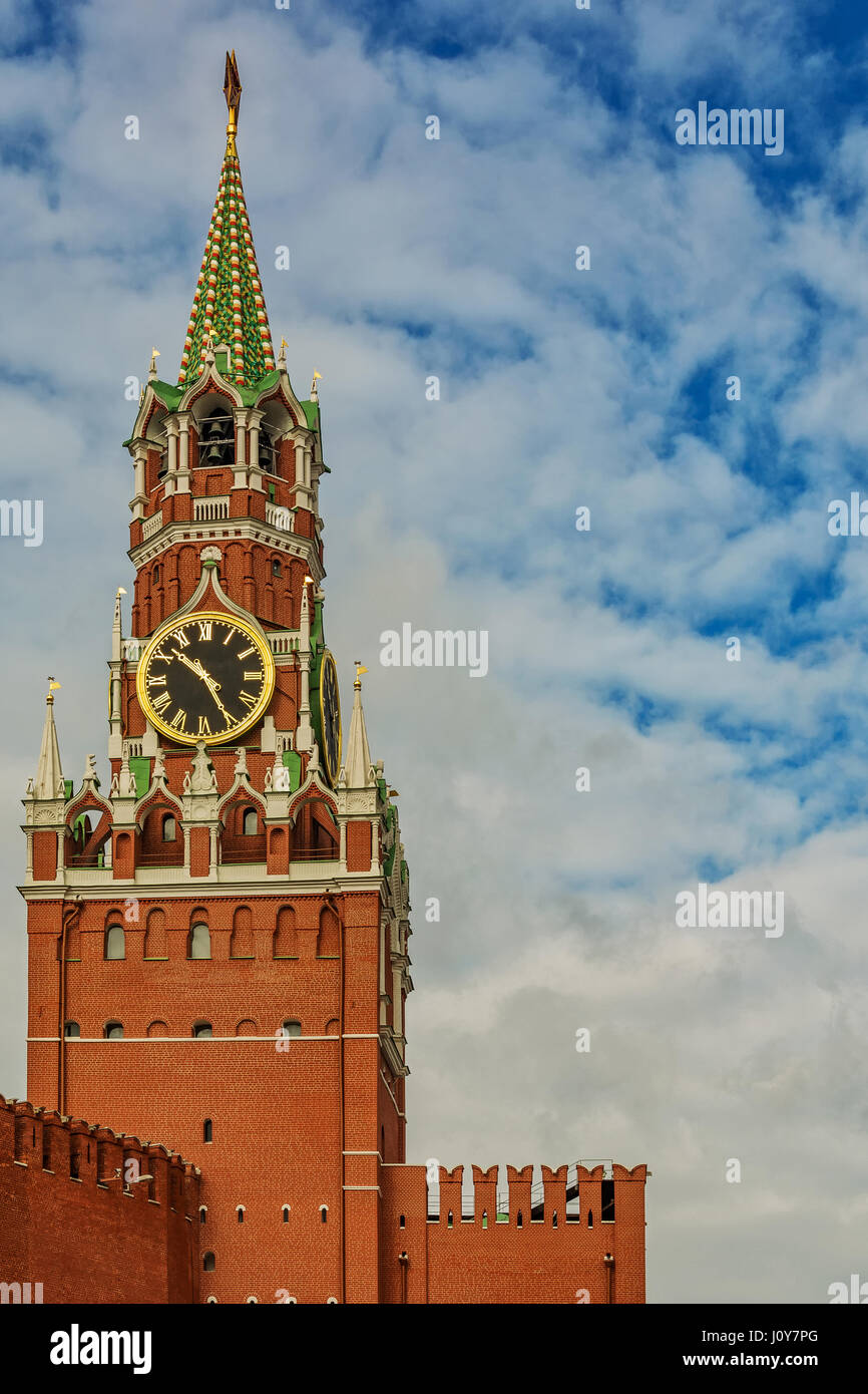 Spasskaja-Turm des Kremls mit einer Uhr Stockfoto
