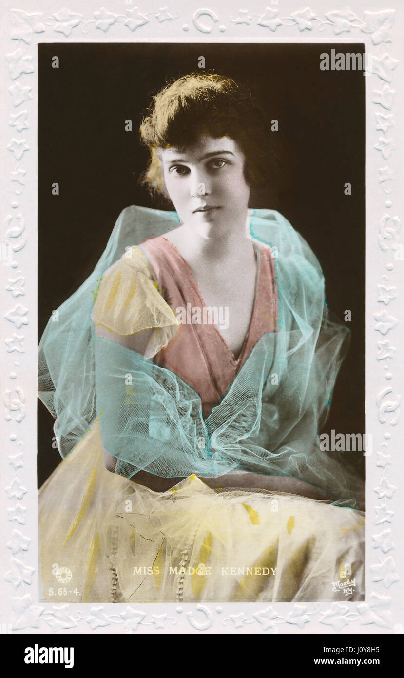 Britische Postkarte von der amerikanischen Schauspielerin Madge Kennedy. Handkolorierten Sepia Karte mit geprägtem Rand. Stockfoto