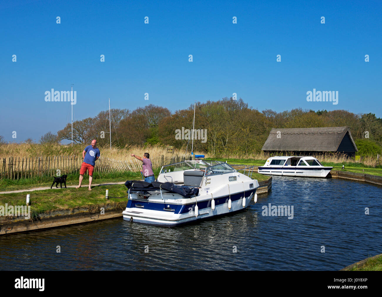Boote auf Horsey Staithe, Norfolk Broads Nationalpark, Norfolk, England Großbritannien Stockfoto