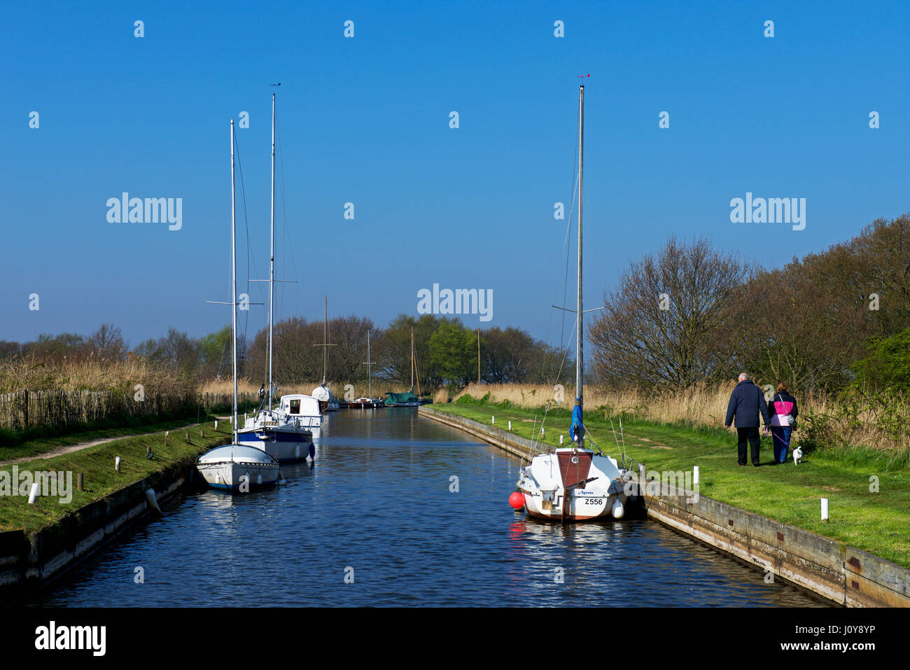 Boote auf Horsey Staithe, Norfolk Broads Nationalpark, Norfolk, England Großbritannien Stockfoto