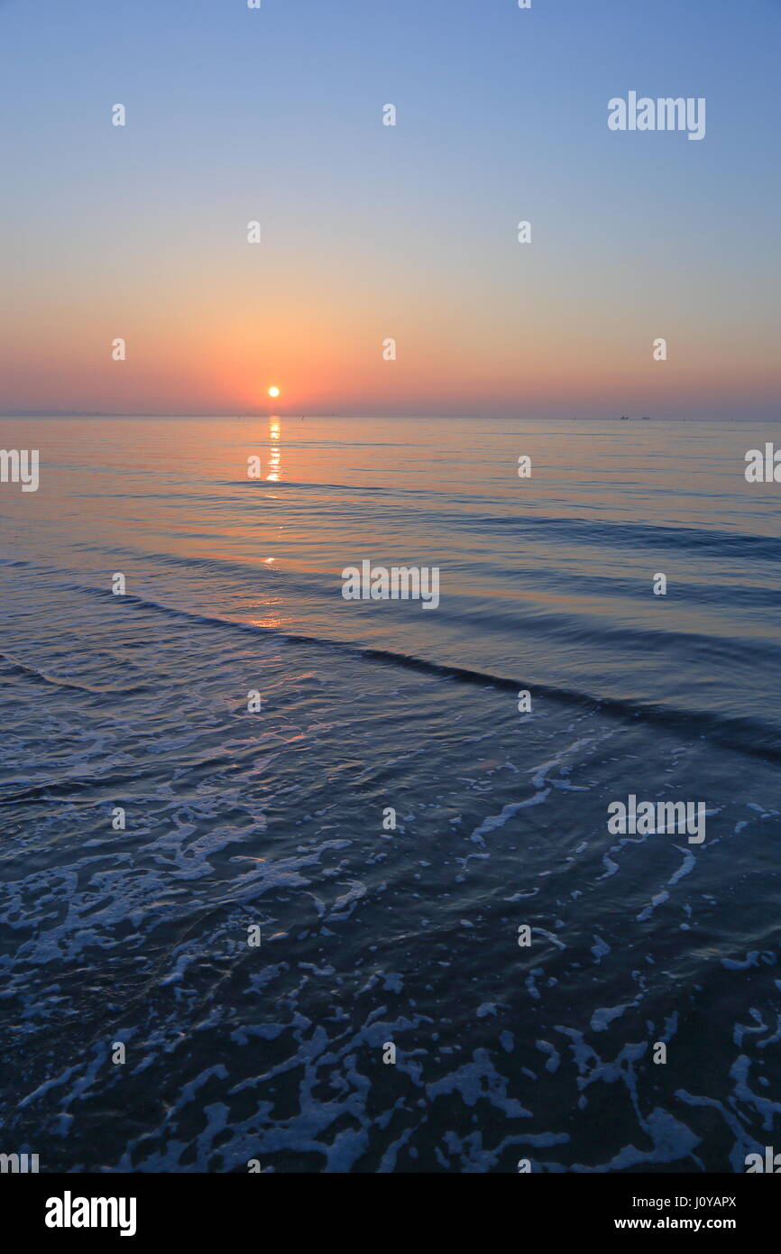 Venedig, Italien, A spektakulären Sonnenaufgang über dem Lido di Venezia Steg am Anfang eines Tages an der adriatischen Küste. Sunrise zeitliche Abfolge. Stockfoto