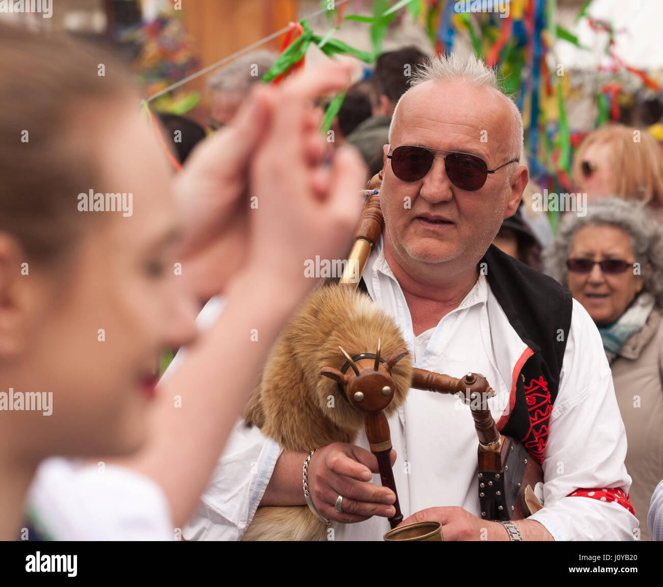 Prag, Tschechische Republik - 15. April 2017: Ostern am Altstädter Ring - Menschen in tschechischen Trachten Dudelsack zu spielen und zeigen, wie Touristen, Stockfoto