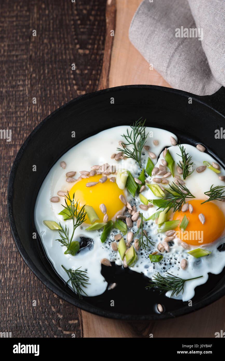 Rührei auf dem Holztisch vertikale Stockfoto