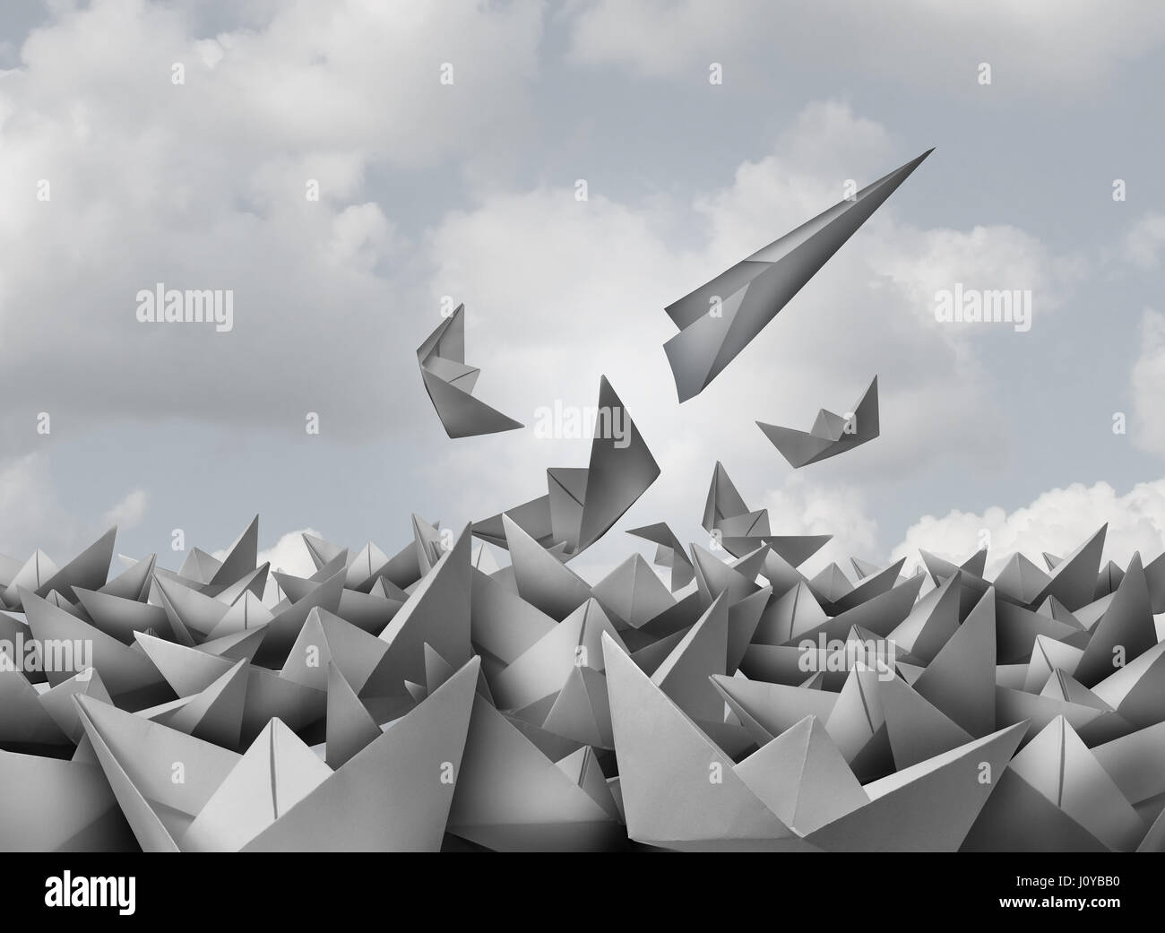 Innovation und Chancen Konzept wie einen Papierflieger aus einer Gruppe von Origami Schiffe als Geschäft Erfolg Metapher ausbrechen. Stockfoto