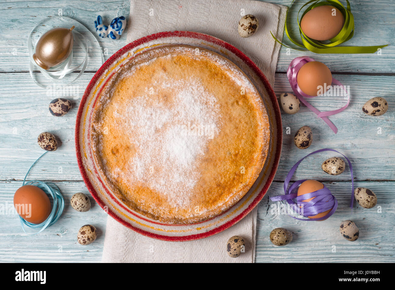 Deutsch Osterkuchen am horizontalen weißen Holztisch Stockfoto