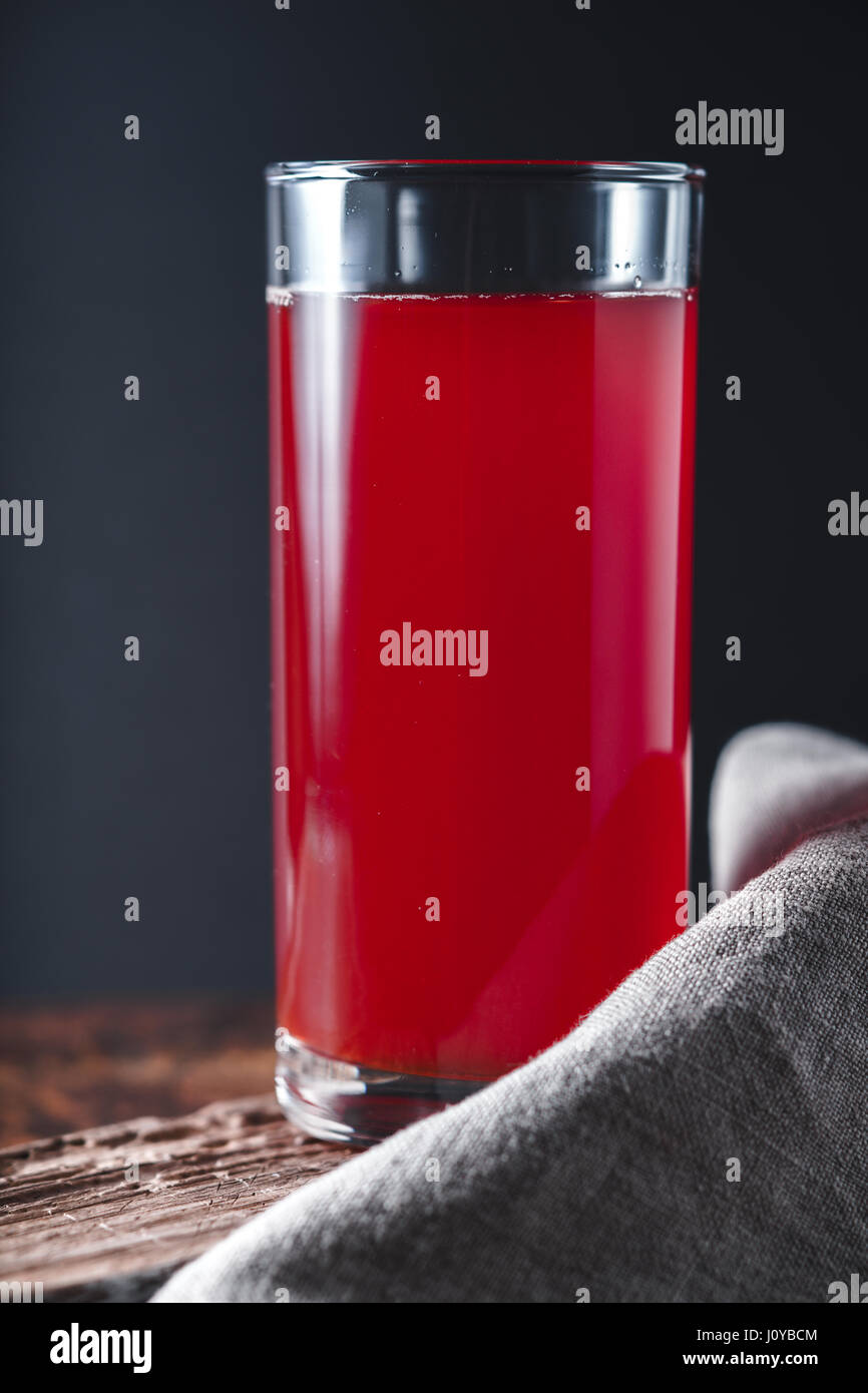 Beeren-Saft auf dem Holztisch vertikale Stockfoto