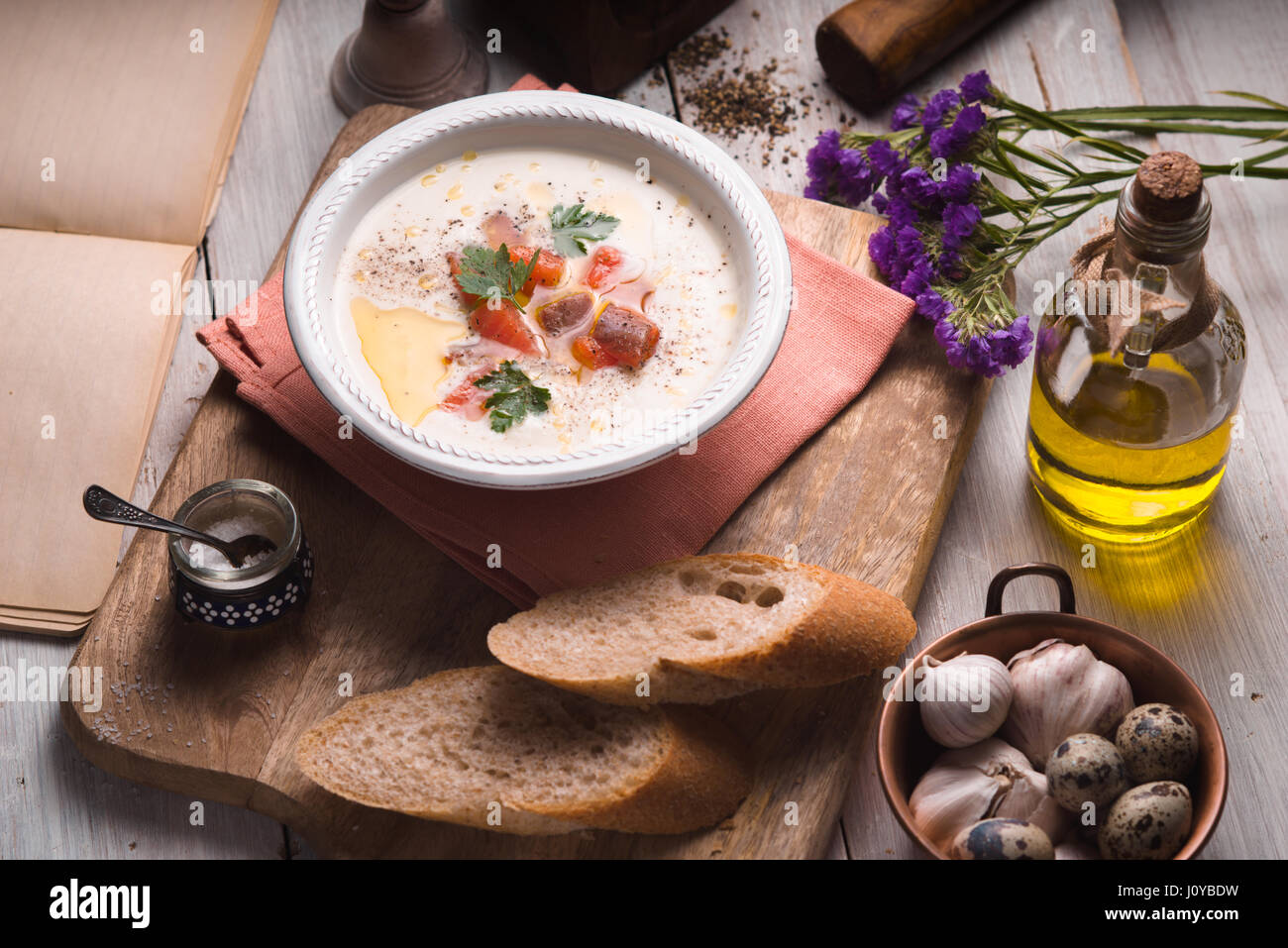 Vichyssoise Suppe auf dem horizontalen weißen Holztisch Stockfoto