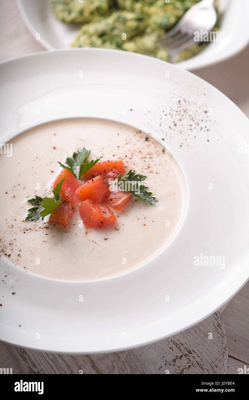 Vichyssoise Suppe mit Lachs in der keramischen Platte vertikal Stockfoto