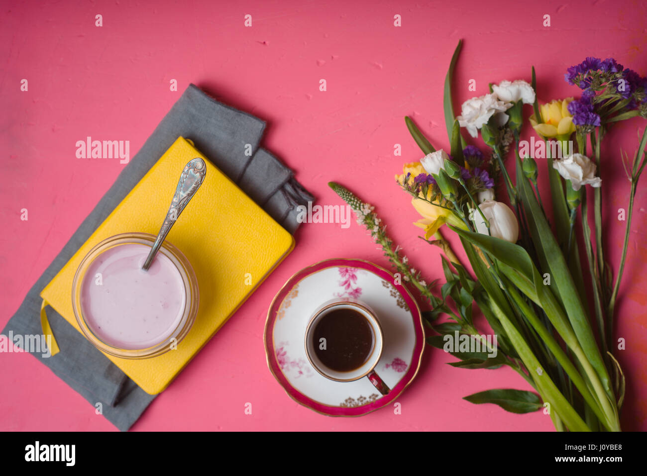 Frühling Frühstück auf rosa Hintergrund Ansicht von oben Stockfoto