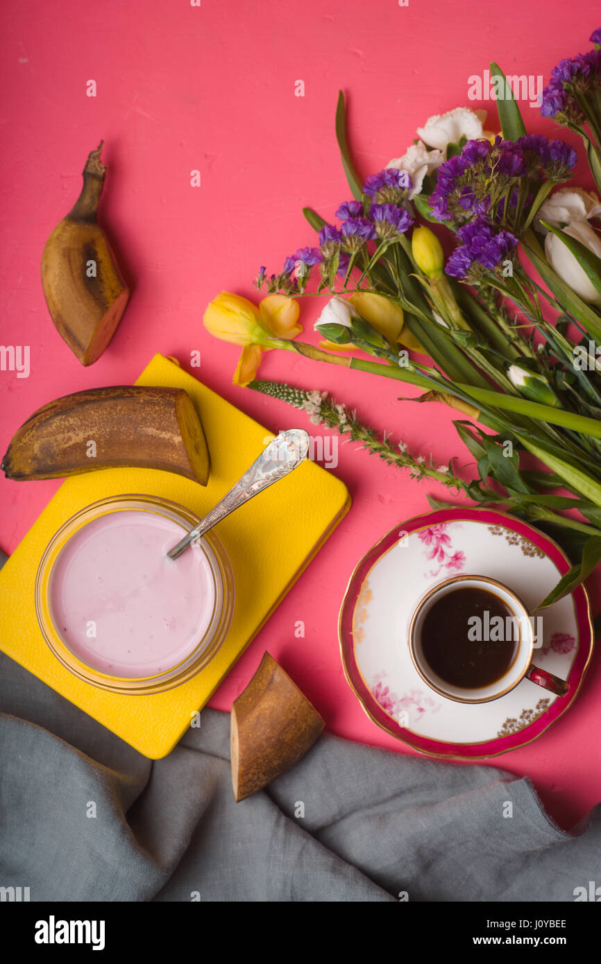 Frühling Frühstück auf rosa Hintergrund vertikale Stockfoto