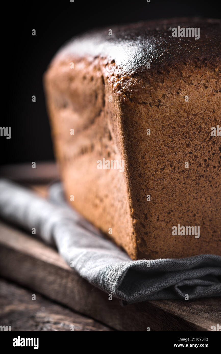 Roggenbrot auf vertikale Holzbrett Stockfoto