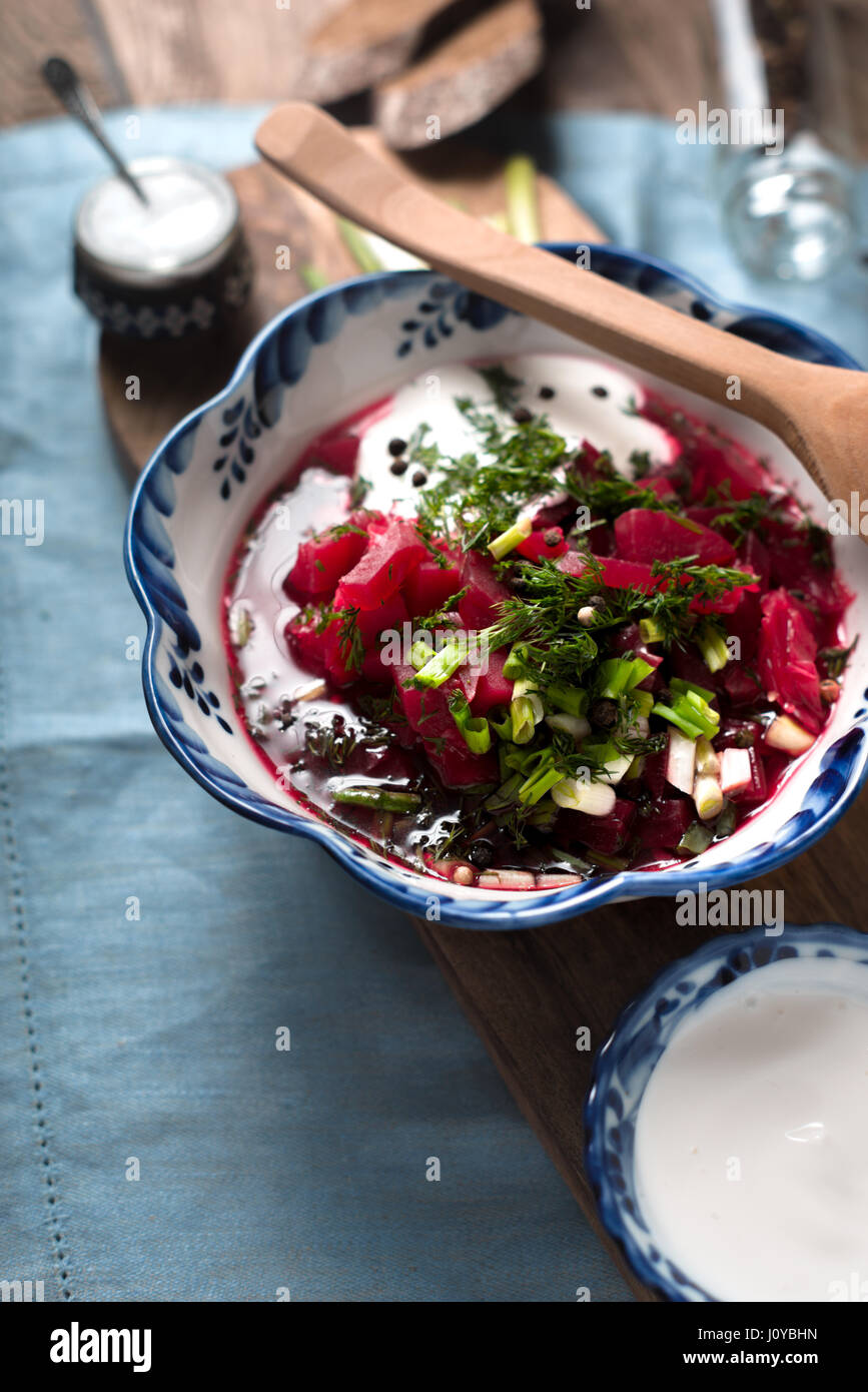 Traditionelle russische und ukrainische rote Bete Suppe Borschtsch mit Sauerrahm Greens vertikale Stockfoto