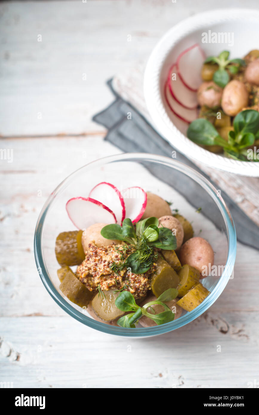 Gemüsesalat auf dem vertikalen weißen Holztisch Stockfoto